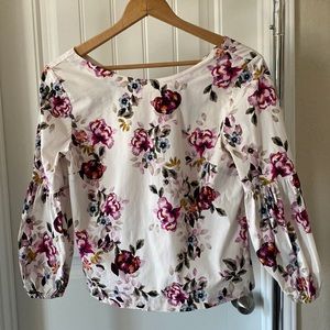 🚨White House Black Market size 8 white Floral